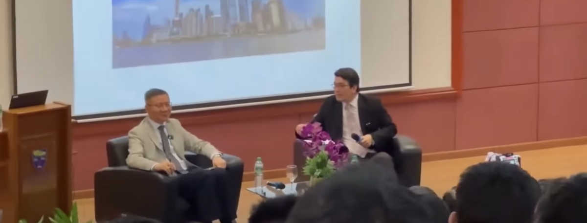 馬來西亞演大學演講中，面對底下學生提問關於瑞士永居問題，張維為笑而不語。 圖：翻攝自 公子沈 YouTube