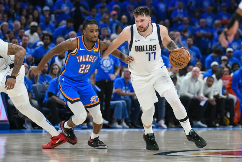 ▲NBA季後賽西區第二輪，獨行俠對戰雷霆G2，靠著一哥Luka Doncic與P. J. Washington2人合砍58分，率領獨行俠以119：110擊敗雷霆，系列賽雙方1:1平手。（圖／美聯社／達志影像）
