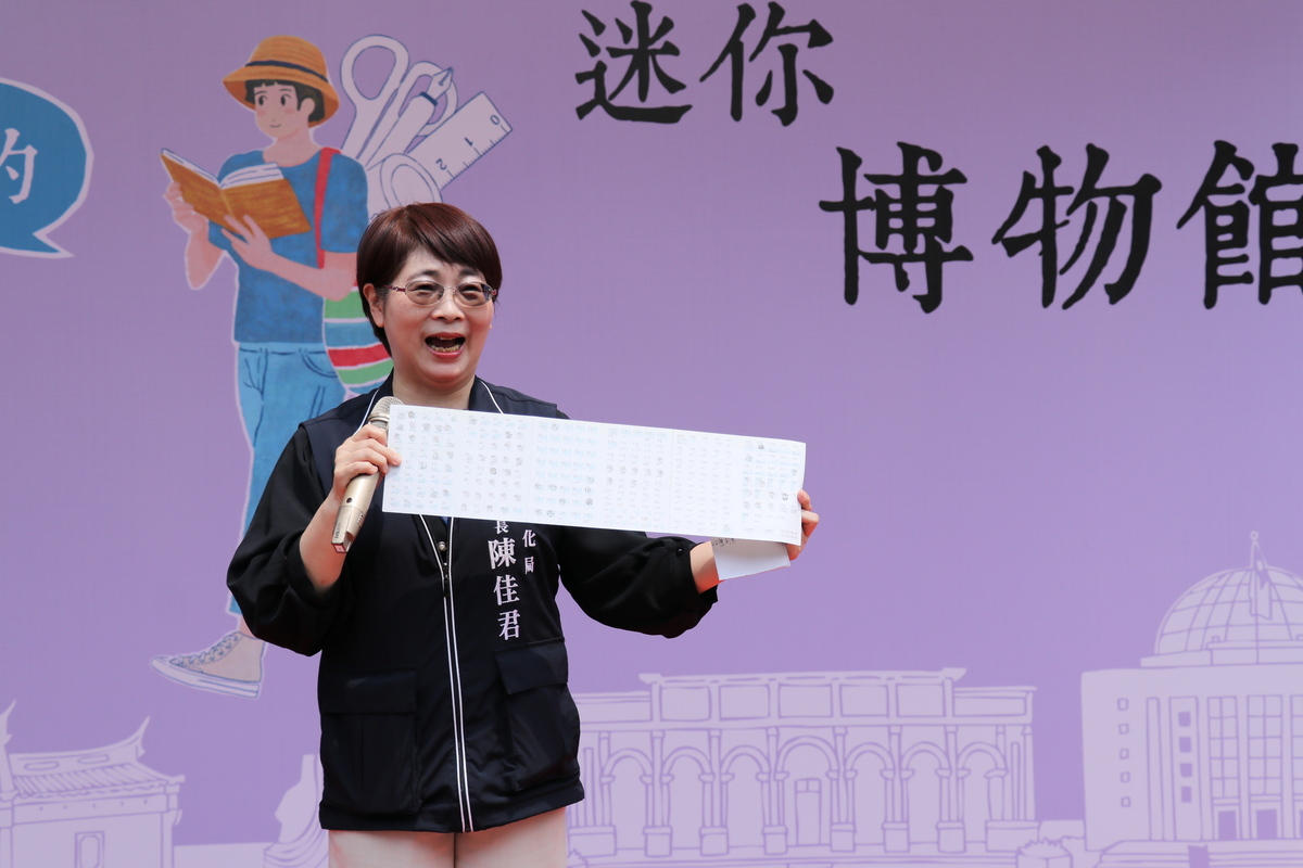 518博館日記者會陳佳君局長展示紀念章護照。 圖：台中市文化局/提供