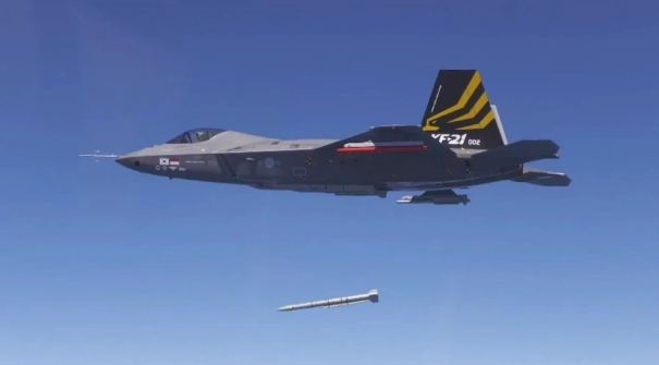 南韓KF-21「獵鷹」戰鬥機發射飛彈。 圖 : 翻攝自零度Military