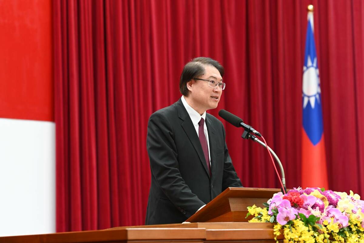 內政部舉辦模範公務人員表揚典禮，部長林右昌主持典禮。 圖：內政部提供