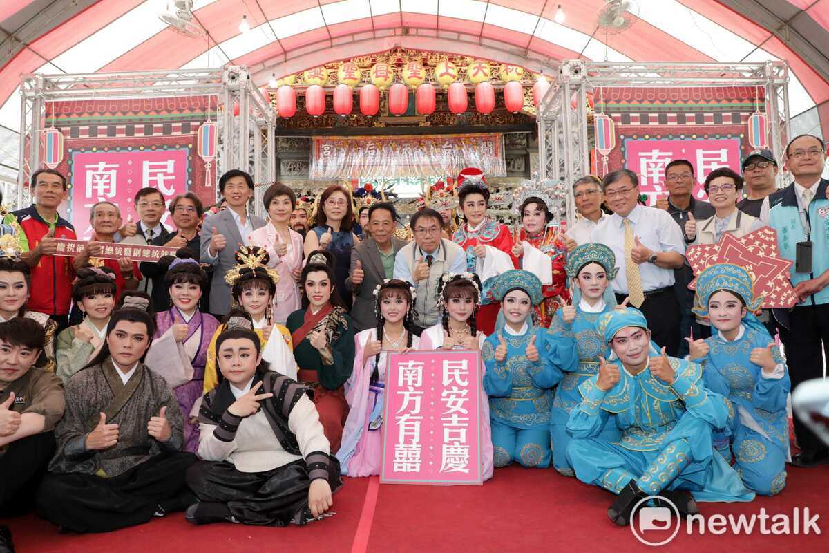 第16屆總統、副總統訂於5月20日就職，安平在地廟宇特邀秀琴歌劇團、唐美雲歌仔戲團及明華園戲劇總團於5月17日至19日在林默娘公園連演三天大戲，與各界見證光耀台南的歷史時刻，今日舉行活動前記者會，台南市長黃偉哲特地偕副市長葉澤山、趙卿惠共襄盛舉，議員沈震東、李啟維、盧崑福以及孫翠鳳、唐美雲、張秀琴老師也親臨現場。 圖：黃博郎／攝