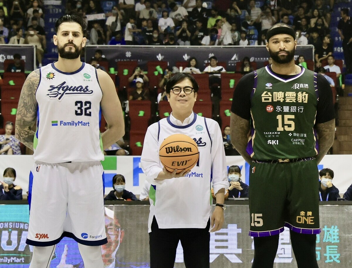 陳其邁(中)為海神季後賽主場首戰開球。 圖：高雄市政府/提供