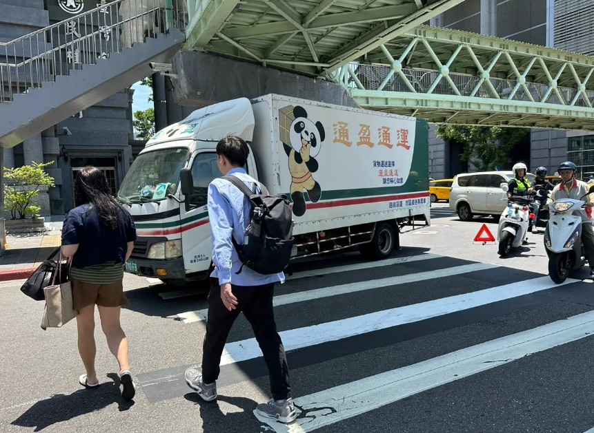 婦人遭小貨車捲入車底。 圖：警方提供