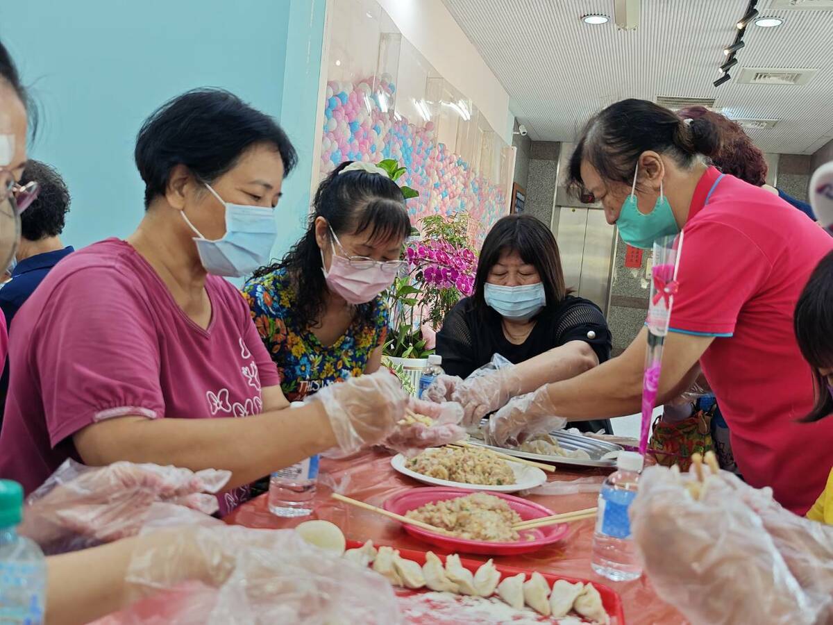 國民黨高雄市黨部邀上百位媽媽包水餃，提前歡度母親節。 圖：國民黨高雄市黨部/提供