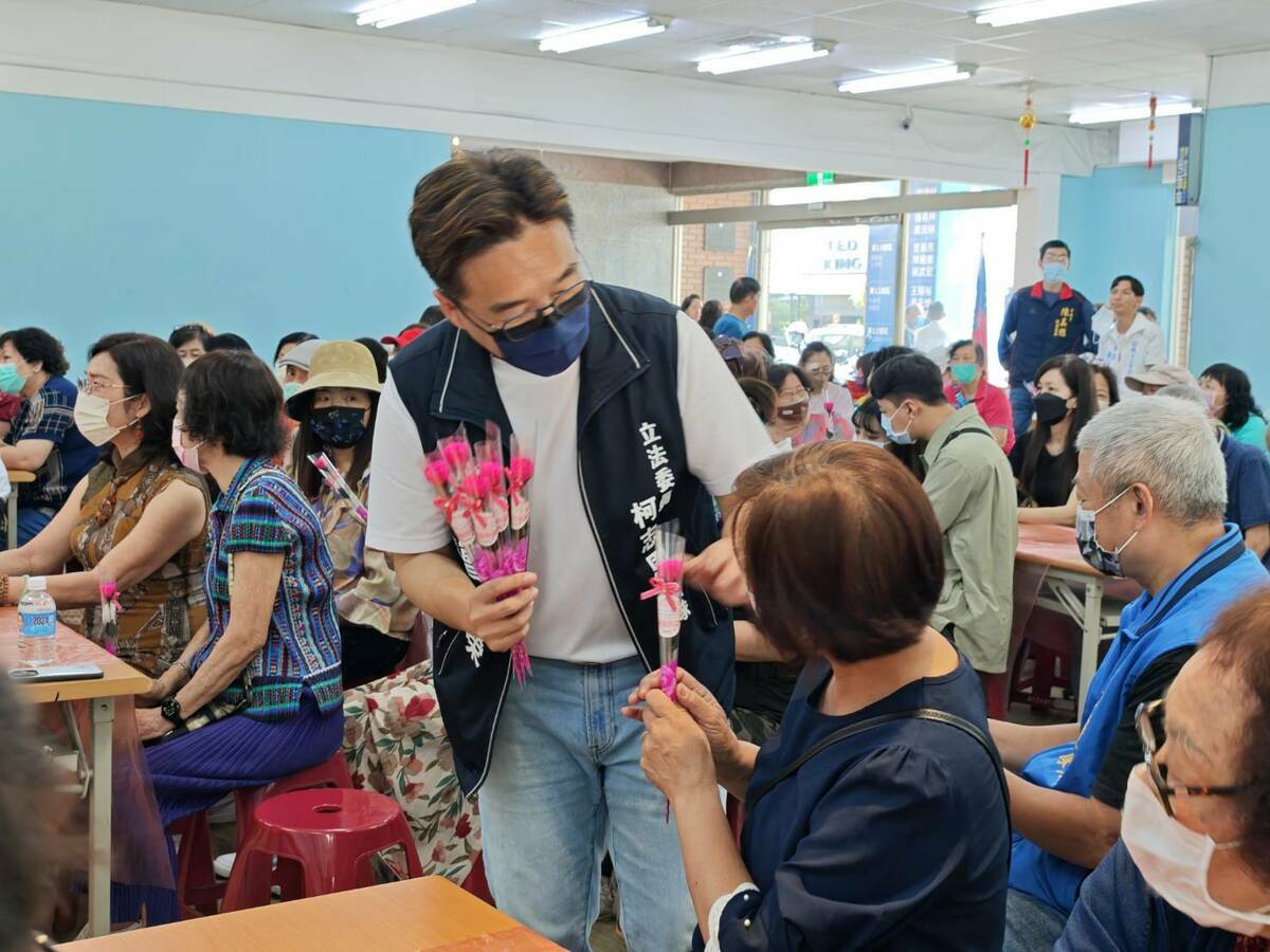 曹桓榮(中)代表柯志恩致送媽媽們香皂康乃馨。 圖：國民黨高雄市黨部/提供