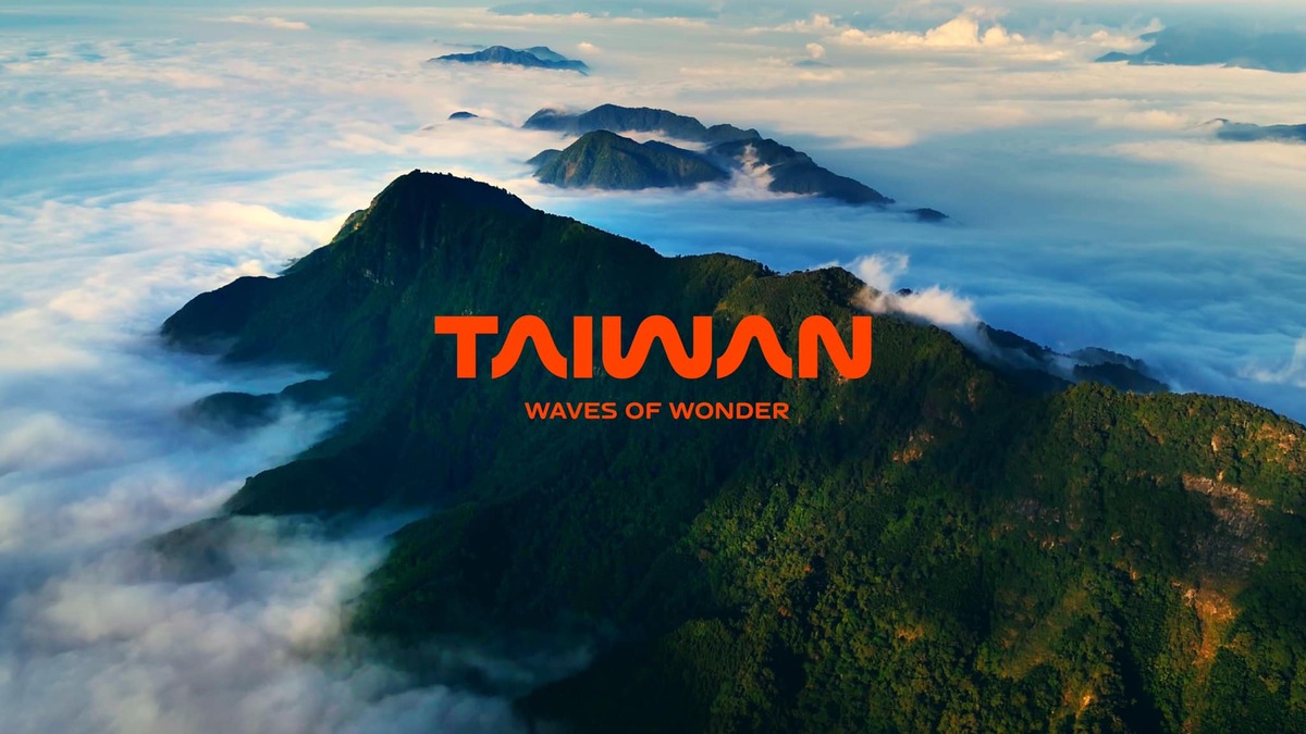 政府以TAIWAN為名，推出全新觀光品牌「TAIWAN– Waves of Wonder」，由Bito創辦人劉耕名所率領的團隊操刀識別設計。 圖：翻攝自蔡英文臉書