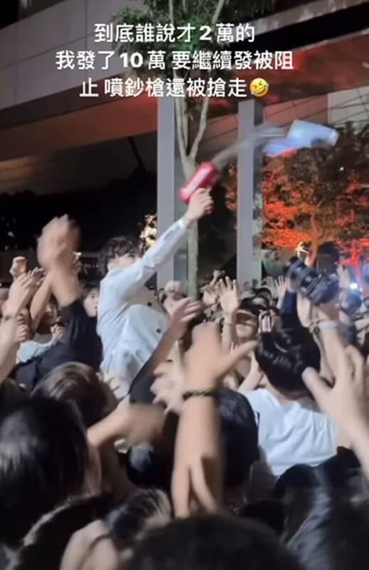 網紅Mr.R（R哥）10日晚間在信義區內撒錢，現場爆發推擠以致多人跌倒被踩踏受傷。 圖：取自instagram.com/mr.r.bro