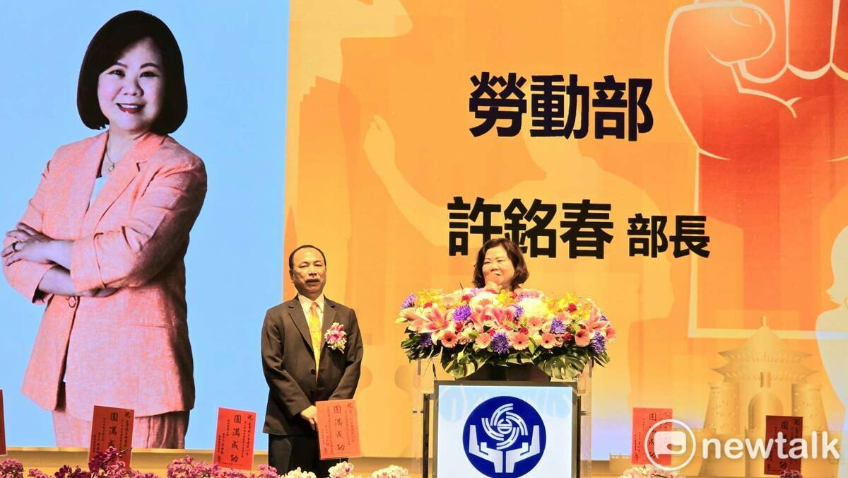 台灣總工會利用慶祝113年五一勞動節暨模範勞工表揚大會，邀請即將卸任的勞動部長許銘春到場，由理事長花錦忠親自頒贈「龍來運轉」紀念匾額，感謝她任內對勞工朋友的照顧。 圖：唐復年/攝