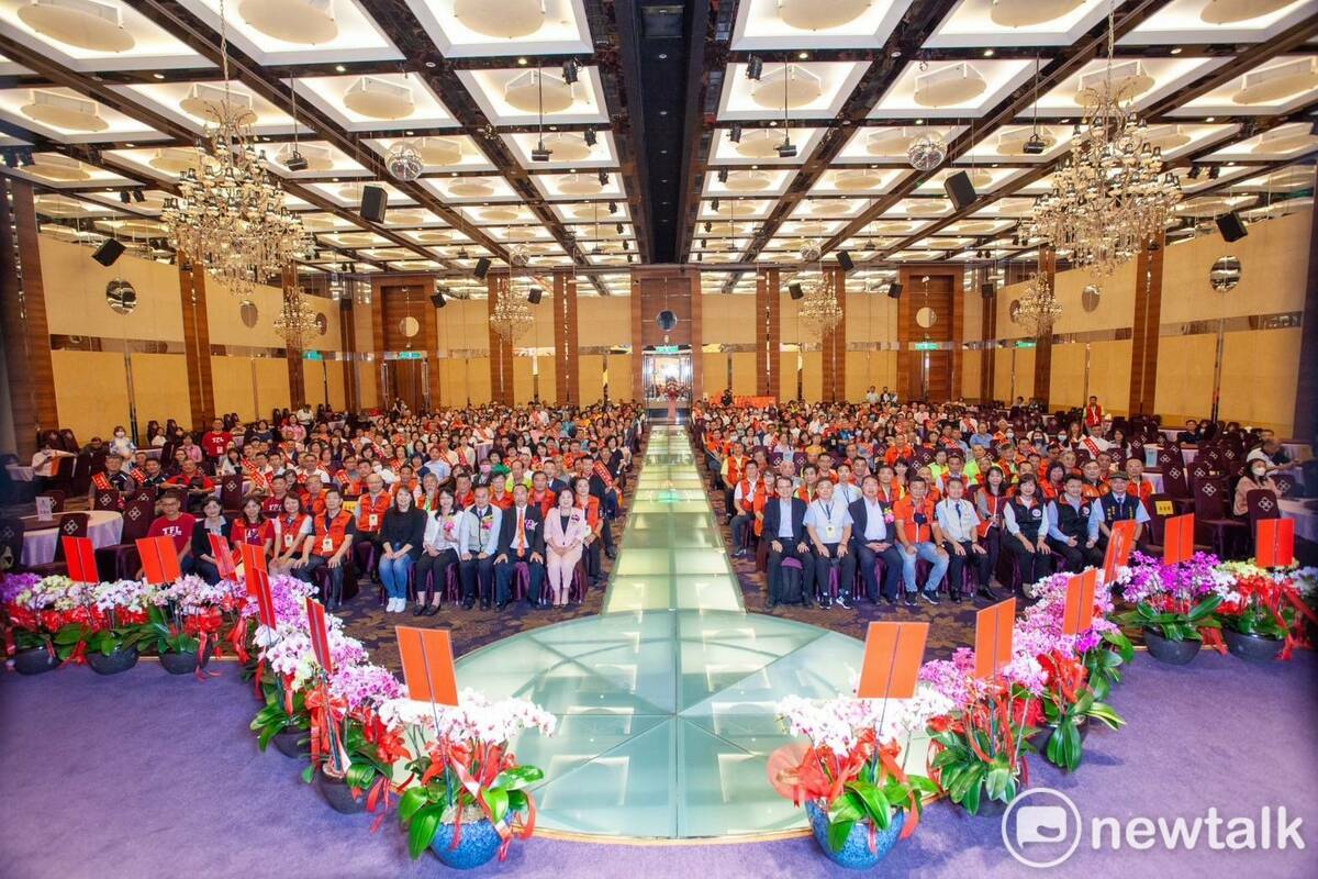 台灣總工會利用慶祝113年五一勞動節暨模範勞工表揚大會，邀請即將卸任的勞動部長許銘春到場，由理事長花錦忠親自頒贈「龍來運轉」紀念匾額，感謝她任內對勞工朋友的照顧。 圖：唐復年/攝