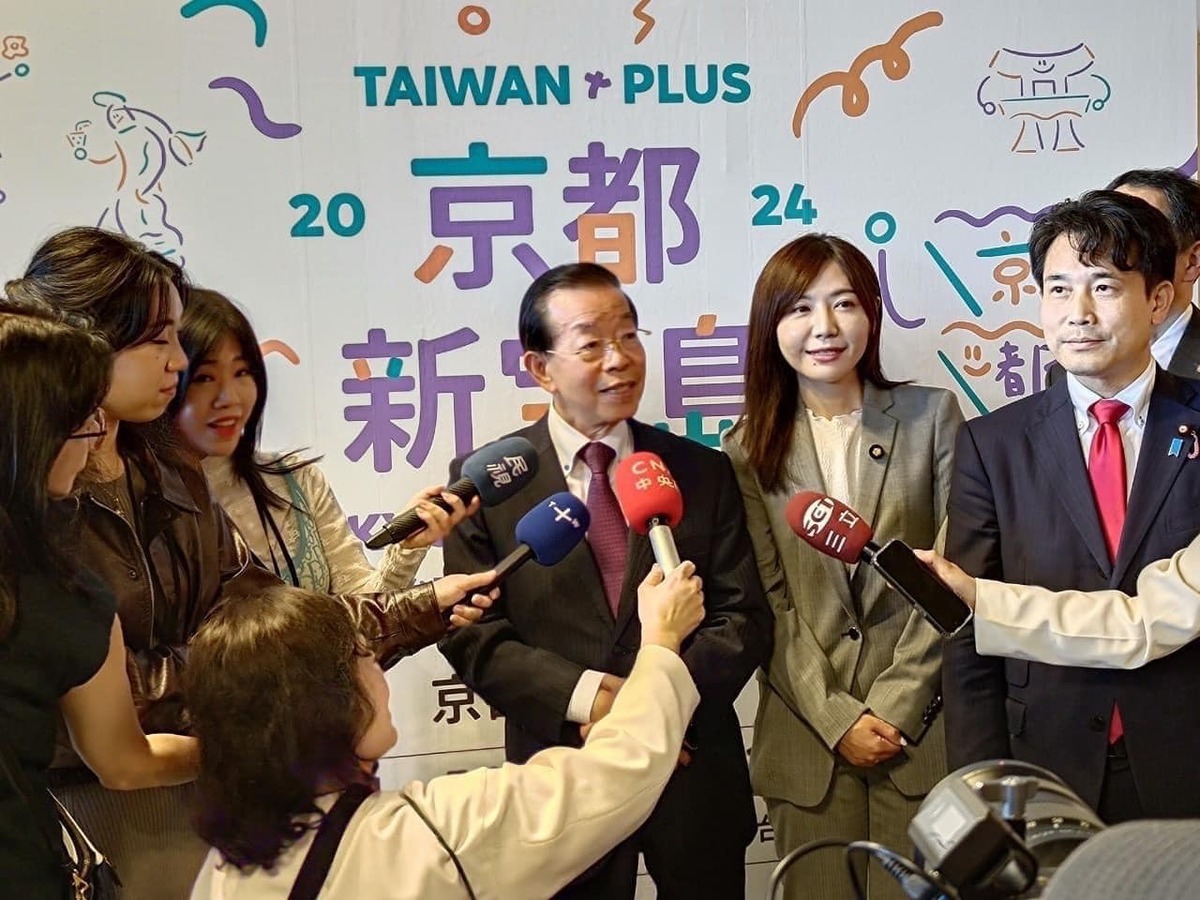 駐日代表謝長廷(左)與民進黨議員吳佩憶(中)、日華懇參議員瀧波宏文(右)接受媒體訪問。 圖：翻攝自 謝長廷 Facebook