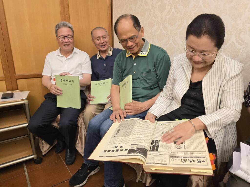 前立法院長游錫堃（右2）於1986年創辦「噶瑪蘭週刊」，創刊時隔38年，游錫堃11日邀請當年週刊成員陳金德（左）、田秋堇（右）等人齊聚羅東金門餐廳，感謝大家堅持理念，讓宜蘭成為台灣環保先驅者。（讀者提供）