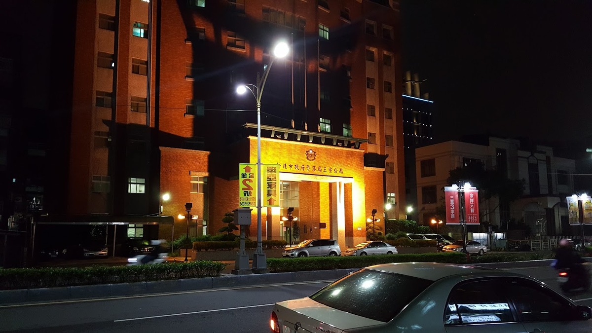 劉姓老婦的女婿張姓男子因有債務問題，案發後下落不明，被警方列為「重要關係人」。再經過警方追查後，今日（ 12 日）稍早在台中一處日租套房被警方找到，警方將其帶回三重分局釐清案情。 翻攝自 google