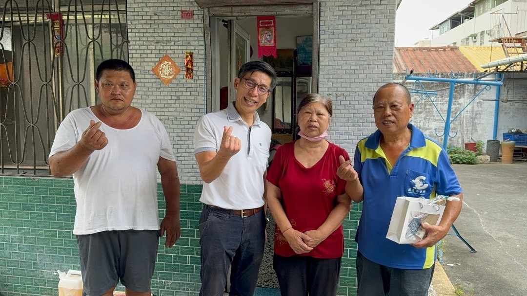鍾佳濱(左二)當起宅急便快遞員，代替遊子送禮傳遞思念母親之情。 圖：鍾佳濱服務處/提供