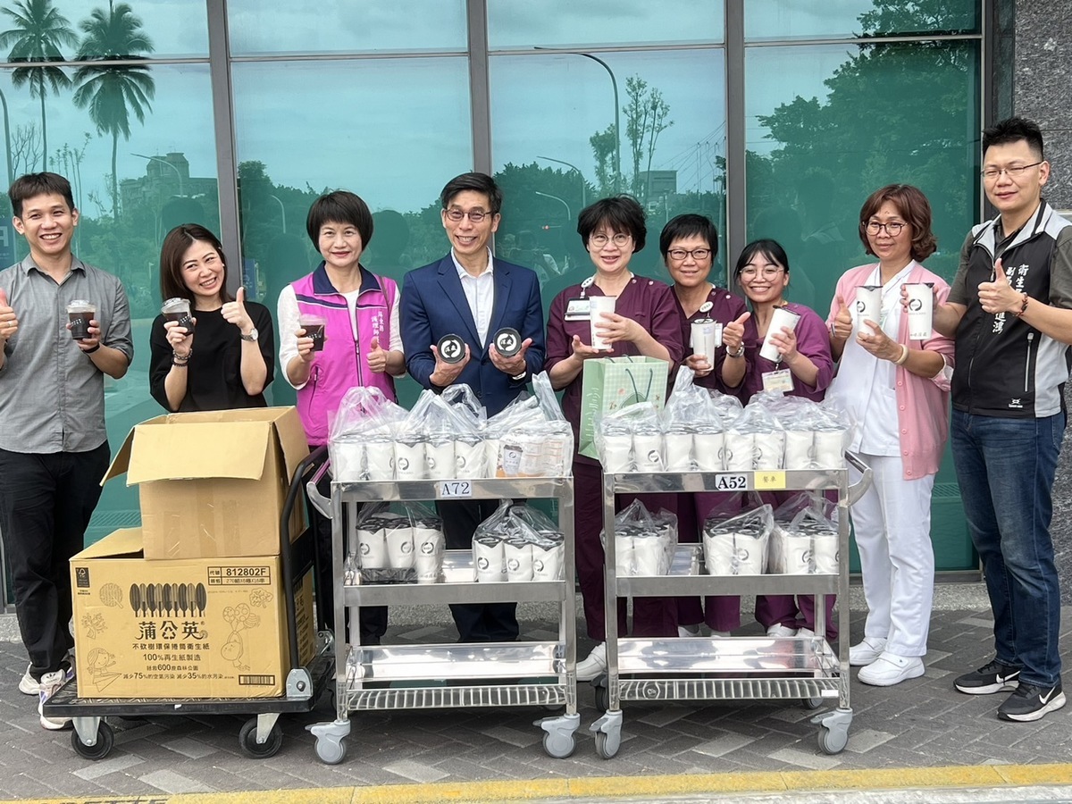 鍾佳濱(左四)以咖啡向護理師賀節。 圖：鍾佳濱服務處/提供