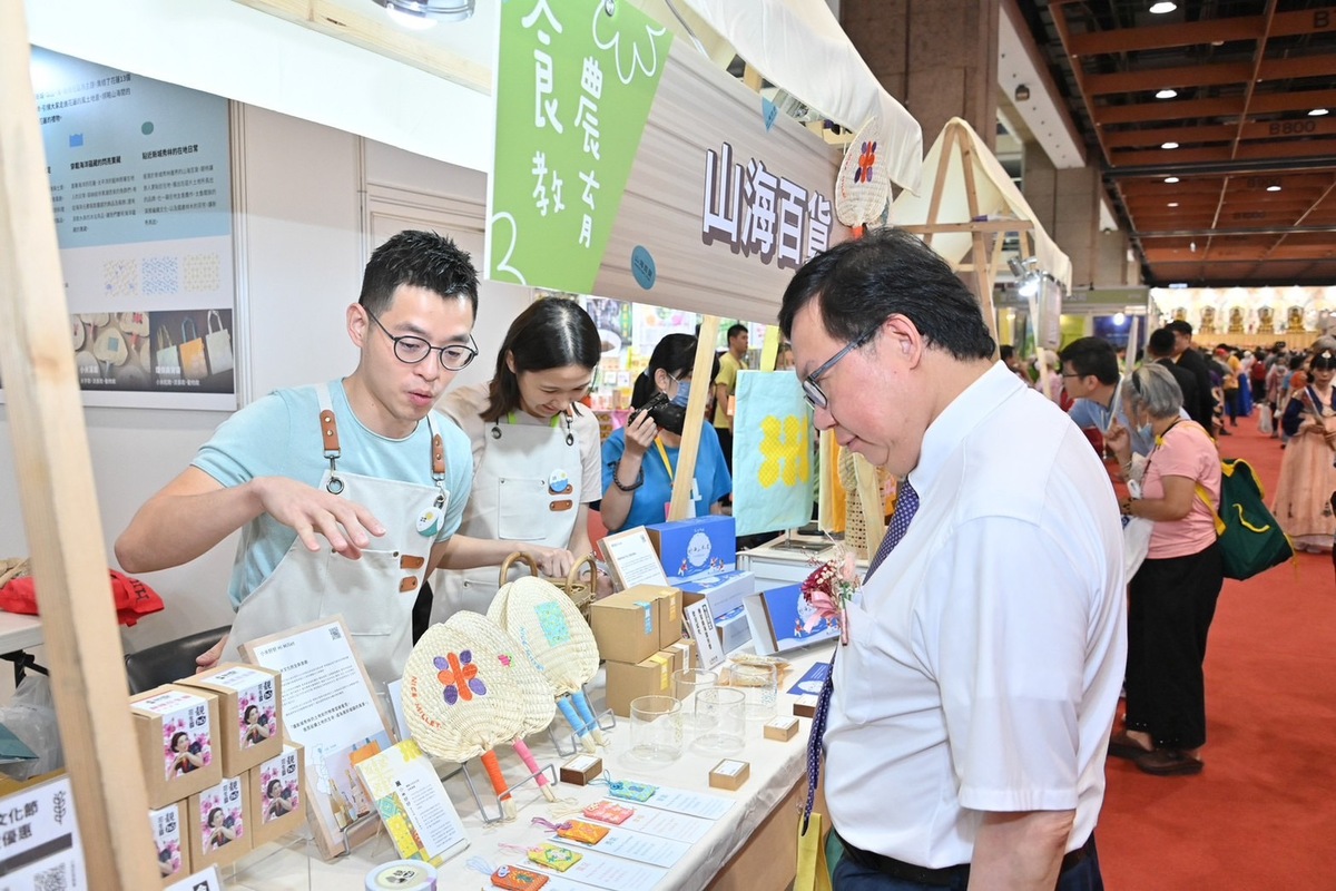 行政院副院長鄭文燦出席「2024國際蔬食文化節-蔬福生活-國定佛誕節浴佛祈福法會」。 圖：行政院 / 提供