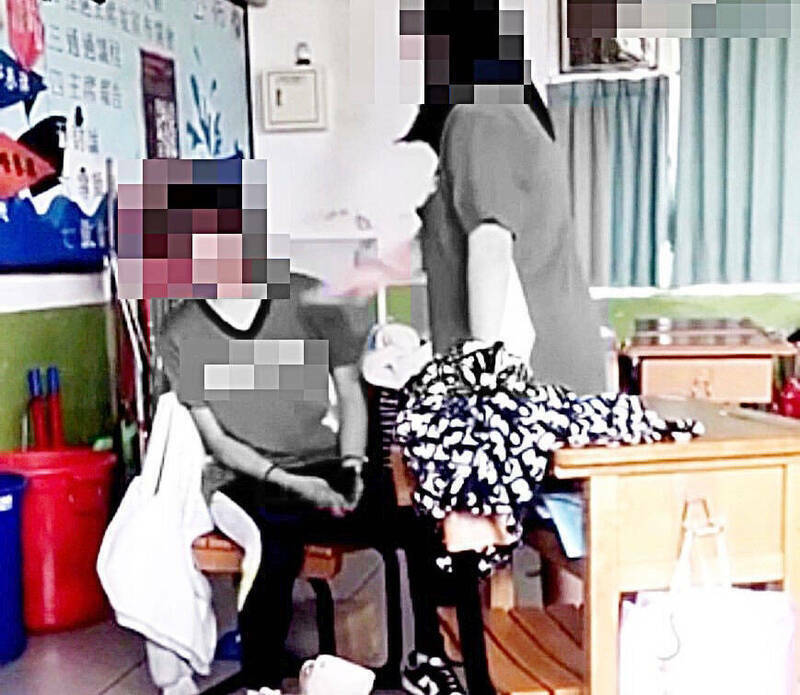 桃園市某高中傳出霸凌事件，有網友於臉書上PO出一段影片，女學生對同學連續呼巴掌。 圖：翻攝臉書「黑色豪門企業」