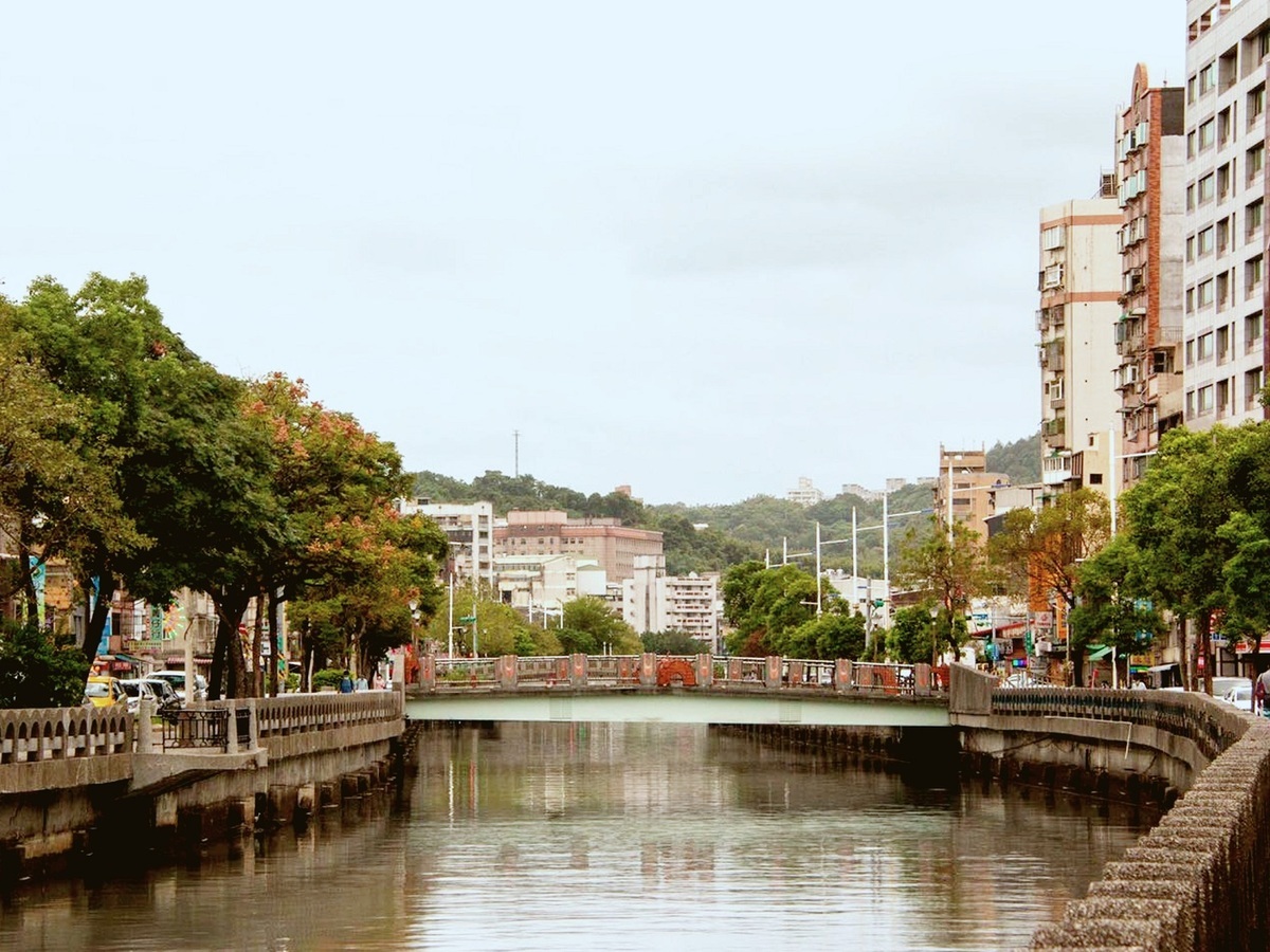 基隆市區田寮河兩岸的行道樹，每年4月下旬開始，就吸引鷺科鳥類築巢繁殖，而附近也是市民休閒去處，停車需求量大。 圖：翻攝自基隆市政府