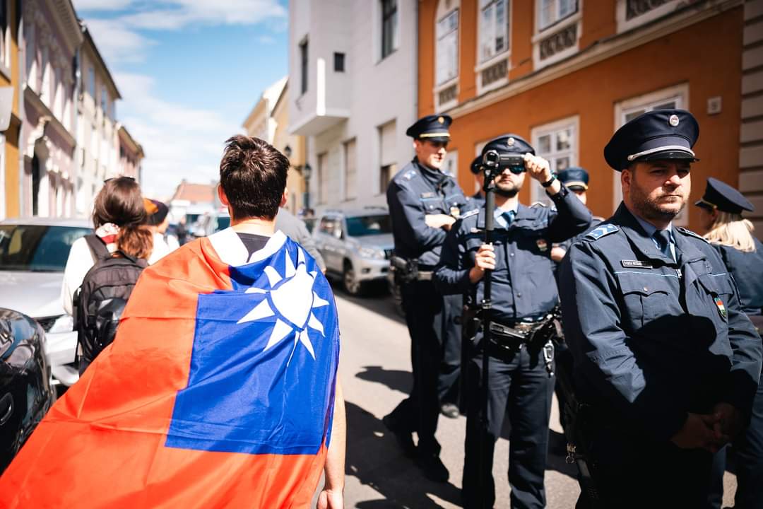 中國國家主席習近平5月中旬訪問匈牙利時，有匈牙利民眾披著台灣國旗前往抗議（前排左），如今證實是該國國會議員馬頓。 圖：翻攝自馬頓推特