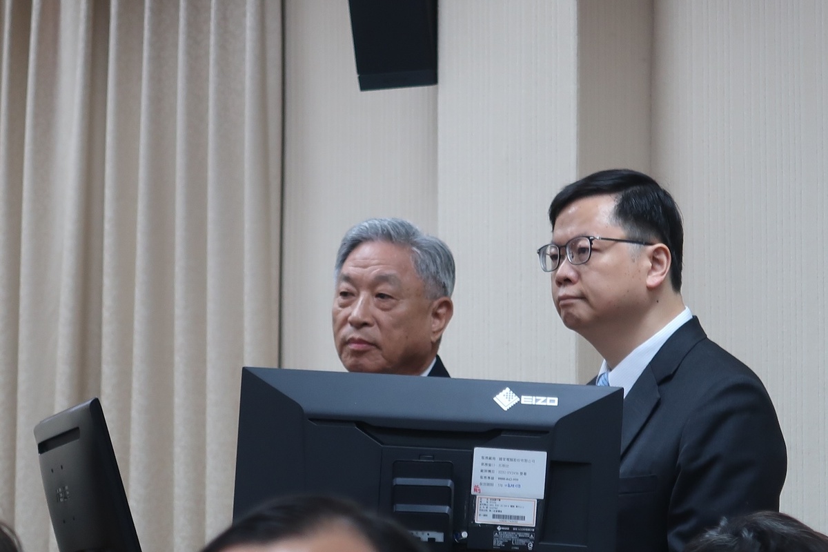 外交部政次田中光（左）赴立法院備詢。 圖：林朝億/攝