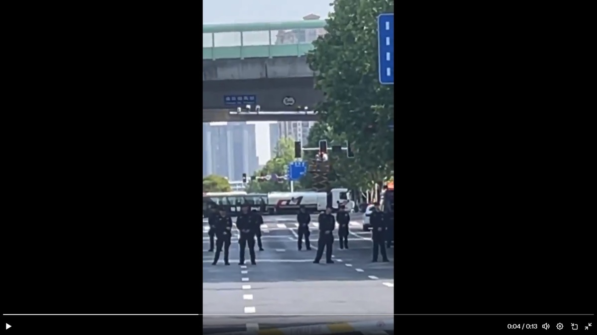南通市發生嚴重車禍事故後，當地政府派遣帶量特警前往現場維安。 圖：擷取自 @whyyoutouzhele X 分享影片
