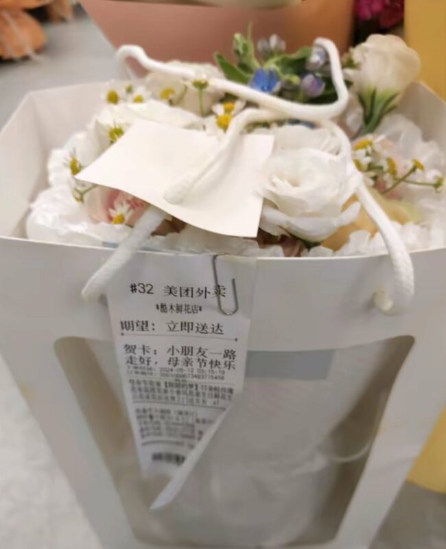 因事故現場被警方控制，許多居民將鮮花寄送至殯儀館哀悼事故的死者。 圖：翻攝自 @whyyoutouzhele X 帳號