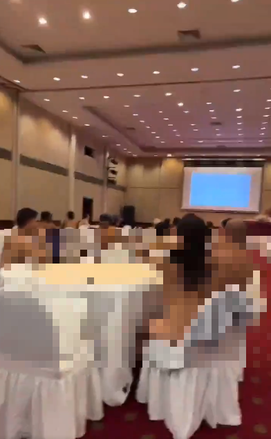 網友傳中國聚眾淫亂影片，在一個宴會廳裏，現場民眾全都一絲不掛，沒穿衣服。 圖：翻攝自 Petrichor X（前推特）帳號