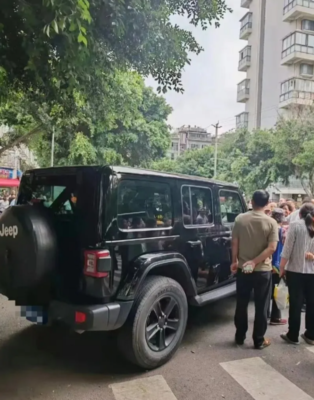成都農民工因摸車被要求索賠，引發群眾抗議事發現場。 圖 : 翻攝自騰訊網