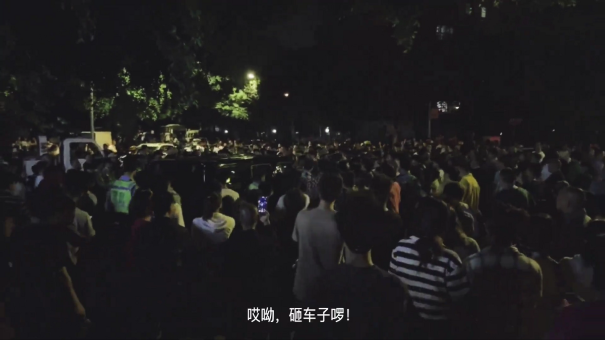 數千名成都市民聚集在成華區長融街，抗議權貴要求農民工的無理賠償，並砸車抗議。 圖 : 翻攝自影片