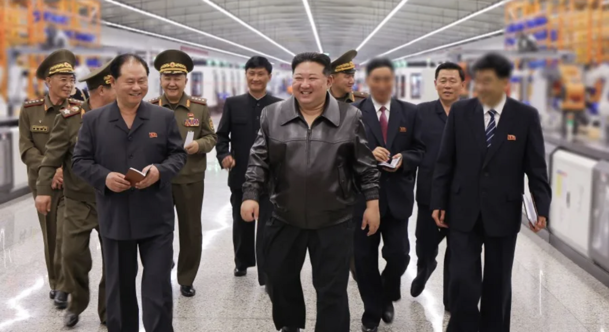 北韓領導人金正恩近日視察軍工企業。 翻攝自 騰訊網 直新聞