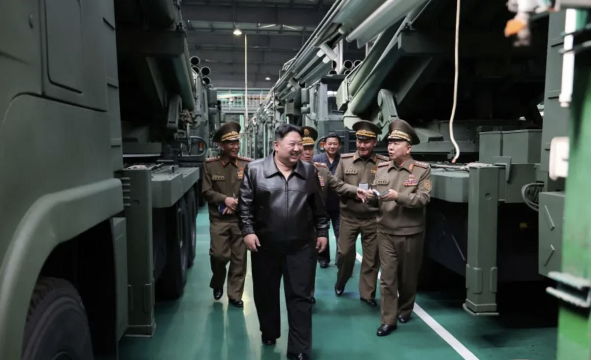 北韓領導人金正恩近日視察軍工企業，指示提高品質和增加產量，進而增強砲兵戰鬥力。 翻攝自 騰訊網 直新聞