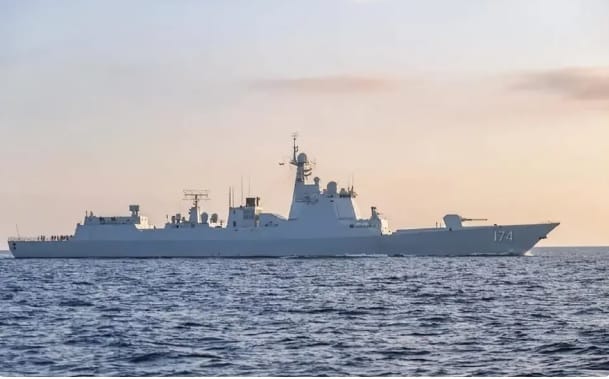 中國海軍解放聚集於南海，與菲律賓海軍進行對峙。 圖：翻攝自 老高風雲