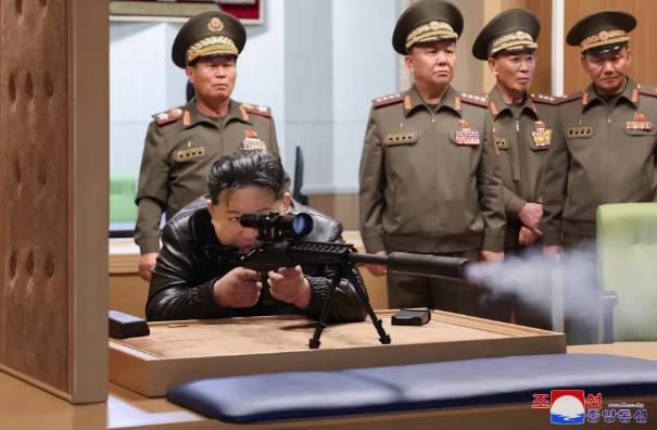 金正恩試射北韓狙擊步槍。 圖 : 翻攝自朝中社