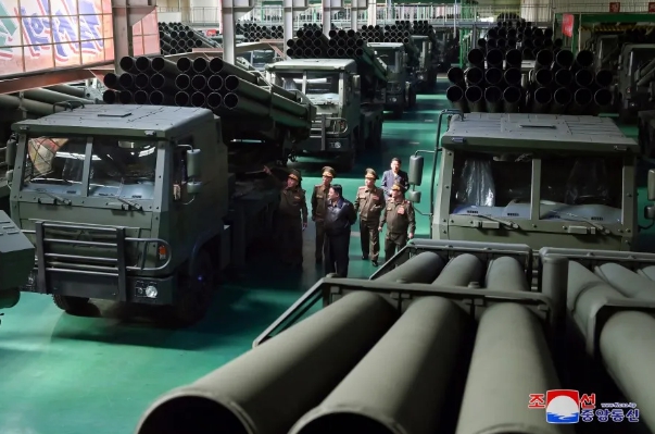 金正恩視察北韓火箭砲發射車。