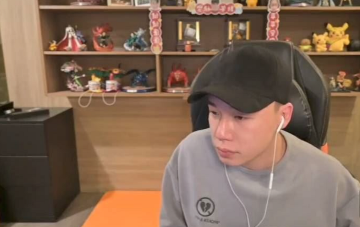 Toyz昨晚開直播時，突然接到警方電話關心行蹤，詢問他「是否在家」。 圖：翻攝自浪Live