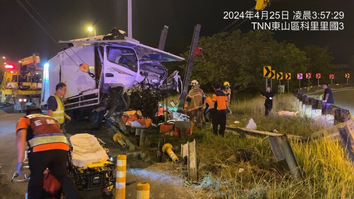 小貨車疑似精神不濟撞上服務區入口匝道。 圖：高速公路局／提供