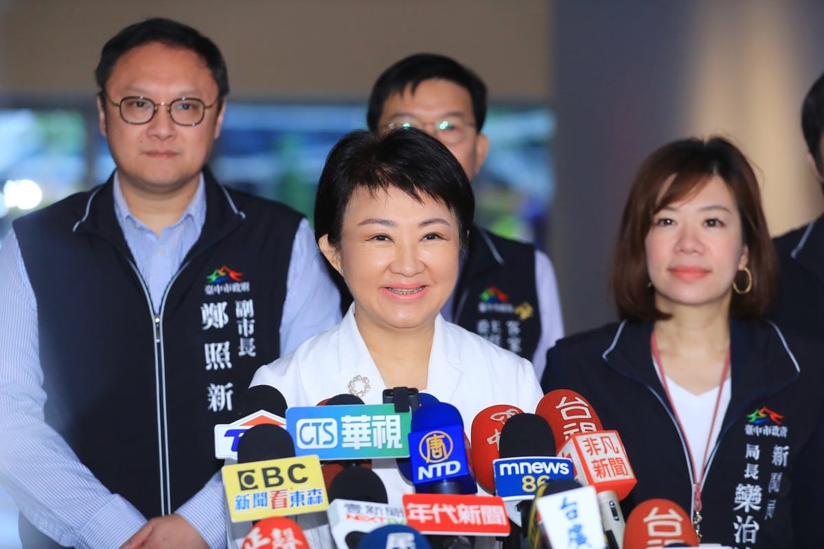 下屆總統大選熱門人選之一的台中市長盧秀燕確定要出席520總統就職大典，有綠營議員認為她是提前見習2028總統就職，盧秀燕受訪時表示：「謝謝議員的抬愛，對於無關市政的政治評論，我沒有評論。」 圖：台中市政府/提供