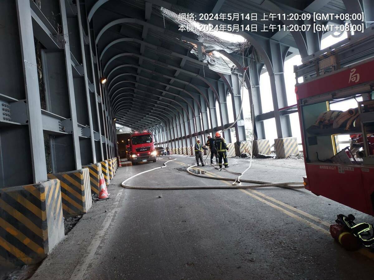今(14)日在進行隧道頂版鋼筋切除時不慎引燃廢輪胎，消防單位立即到場滅火。 圖：交通部公路局／提供