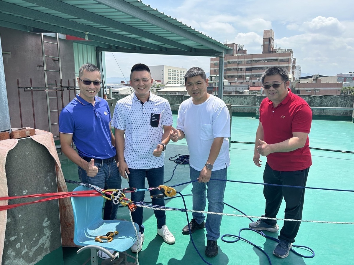 台中市大甲北區扶輪社由社長王亨年及前社長市議員李文傑共同牽線，捐贈救援專用繩索裝備給台中市政府消防局第五救災救護大隊幼獅消防隊。 圖：李文傑/提供