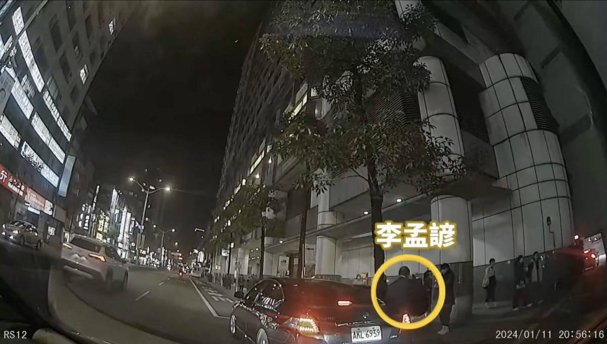 國民黨台北市議員張斯綱今爆料，準交通部長李孟諺稱與遠東掏空案的前董座張綱維不熟，但他抓包李今年1月11日晚間曾前往張綱維的都更辦公室。 圖：翻攝張斯綱臉書影片