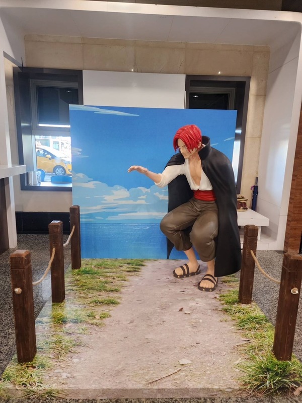 今年澎湖花火節和超人氣IP《航海王》合作，推出5處必拍的航海王打卡點，第一個打卡點是澎湖馬公機場的紅髮傑克。 圖：澎湖縣政府／提供