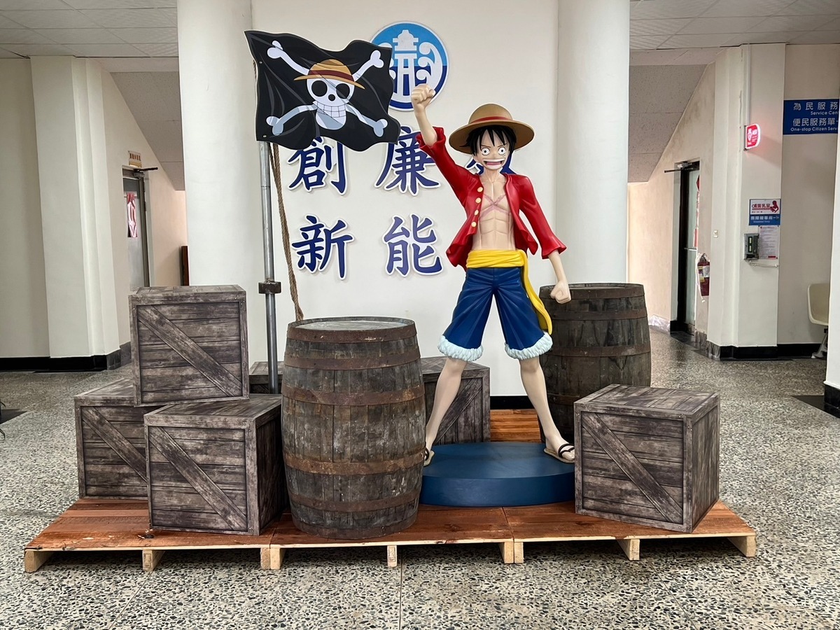 第二個打卡點是《航海王》核心人物主角魯夫，想要與他合影，得到澎湖縣政府的正門大廳才能找得到。 圖：澎湖縣政府／提供