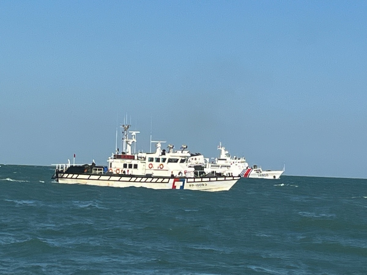 中國海警船本月第5度滋擾金門海域，海巡艇應對監控並廣播驅離。 圖：海巡署提供