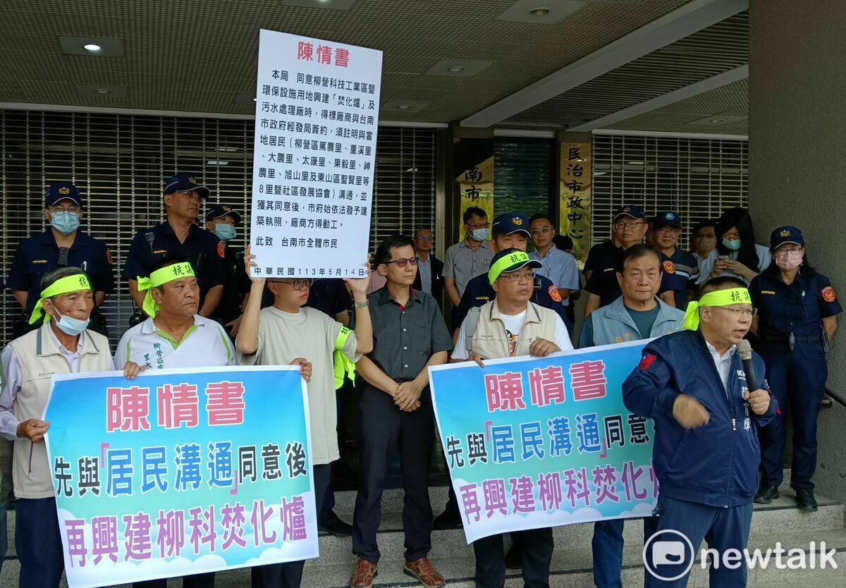 台南市議員蔡育輝陪同柳營科技工業區附近民眾前往台南市政府民治中心拉白布條、舉標語抗議，痛批經發局毀約無誠信，柳營科工區廢水、廢氣汙染柳營、六甲、東山區長達20年，原先承諾不蓋，後改口在附近里和居民同意之前，不興建焚化爐和汙水處理廠，沒想到又瞞天過海，完成公告與決標作業。 圖：蔡育輝服務處提供