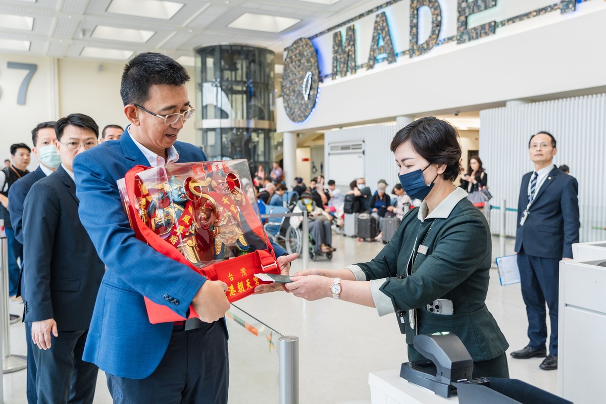 千里眼與順風耳將軍隨駕北港媽赴美國。 圖：翻攝自長榮航空臉書