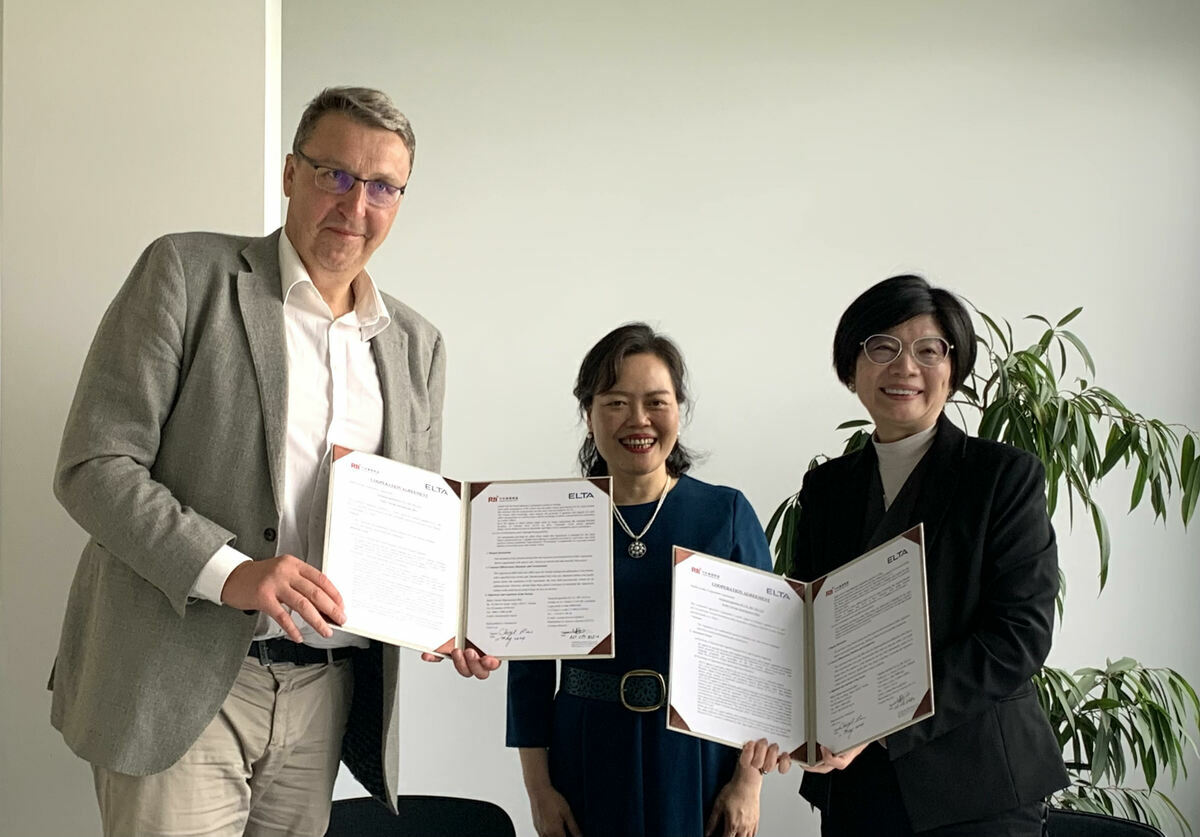 央廣董事長賴秀如（右）與ELTA立陶宛通訊社總監Vytautas Bruveris（左）簽署合作協議，由王雪虹大使見證。 圖：央廣提供