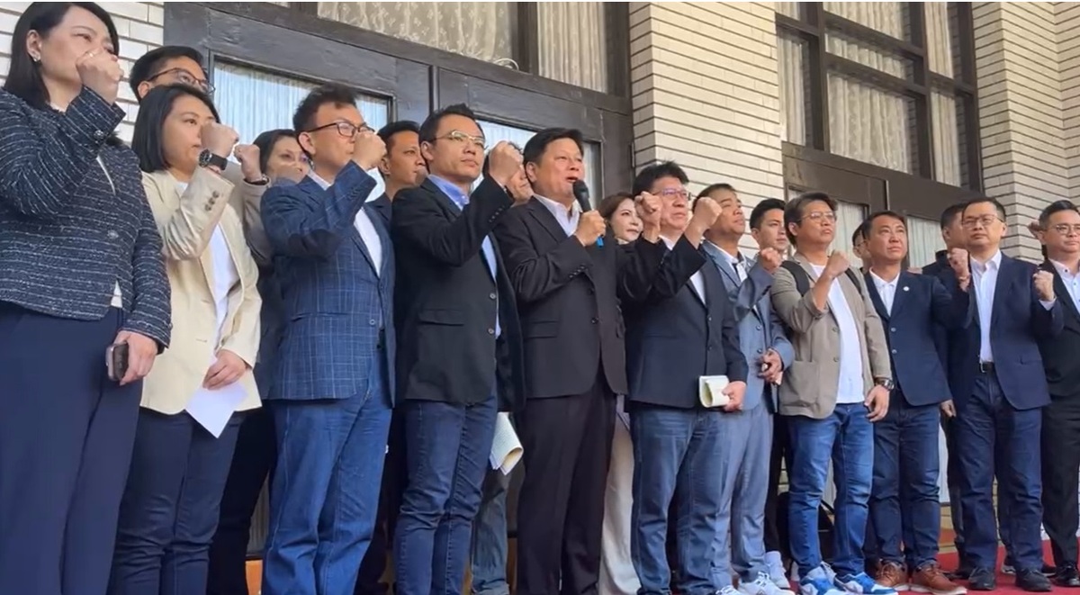 國民黨團總召傅崐萁率國民黨立委，宣布即刻起排班守議場，直到這周五的立法院會。 圖：擷取自國民黨團臉書