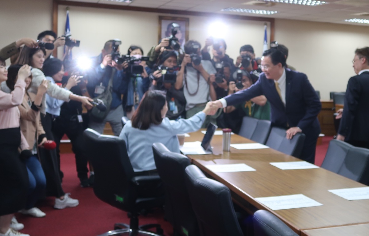 外交部長吳釗燮15日上午向被外交部提告的徐巧芯握手致意。 圖：林朝億/攝