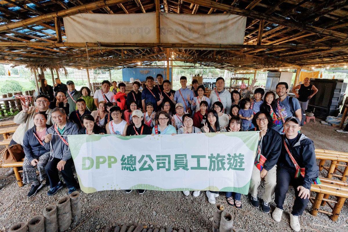 蕭美琴（前排中）表示得到民進黨福委會的支持，帶著黨工前往花蓮旅遊，第一梯次40人很快就額滿。 圖：翻攝自蕭美琴臉書