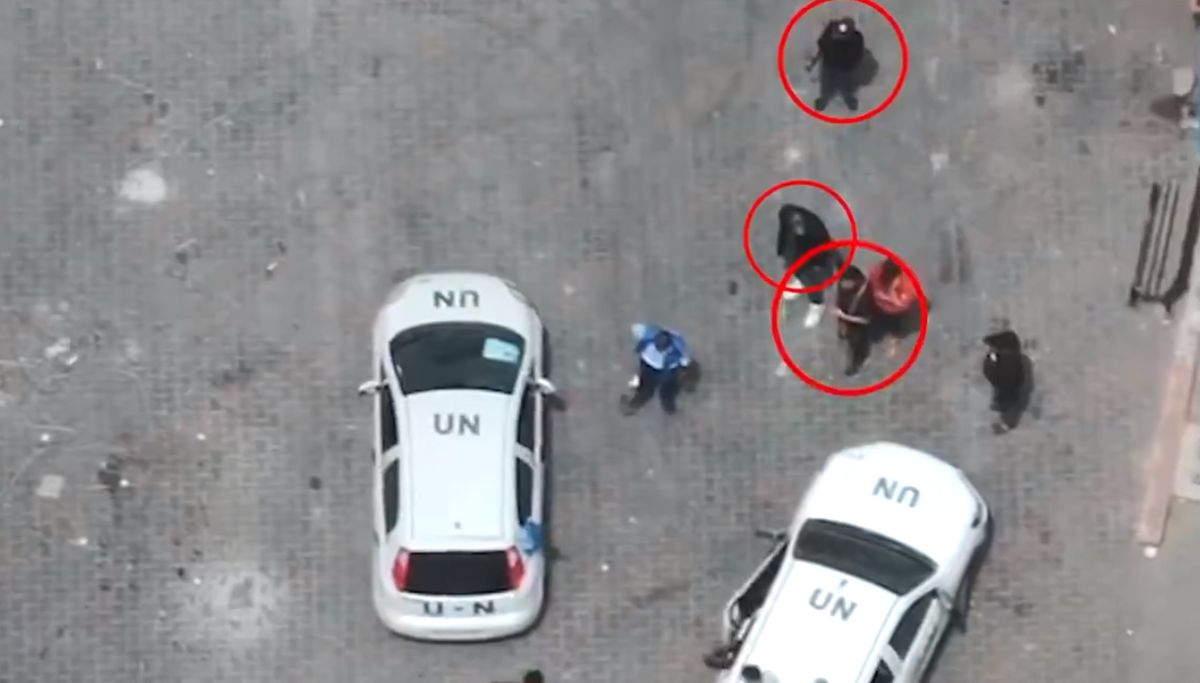 持槍的哈瑪斯士兵搭乘聯合國車輛。 圖：翻攝自 John Zhang X（前推特）帳號